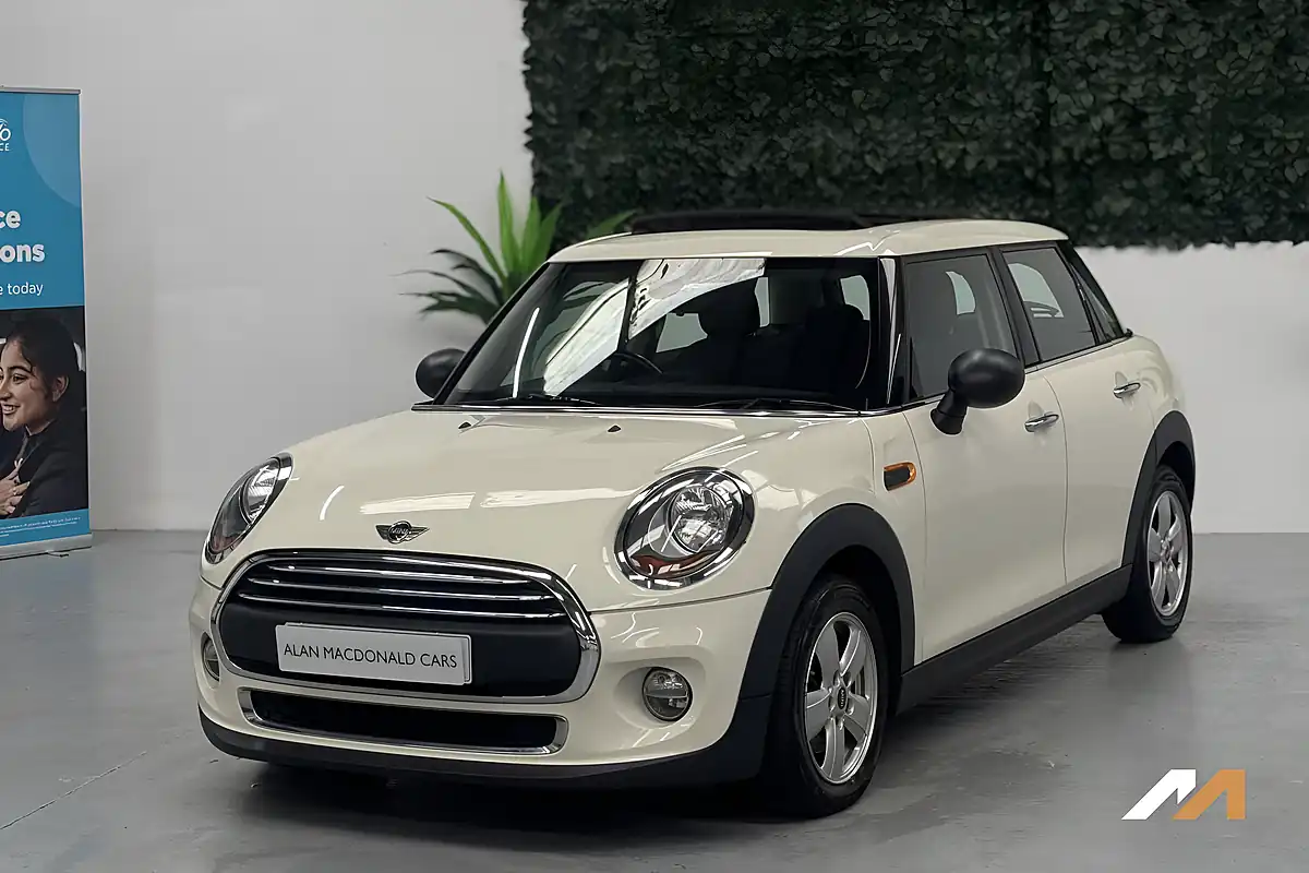 Used 2015 MINI Hatch One Pepper White - Interior and Exterior details 6