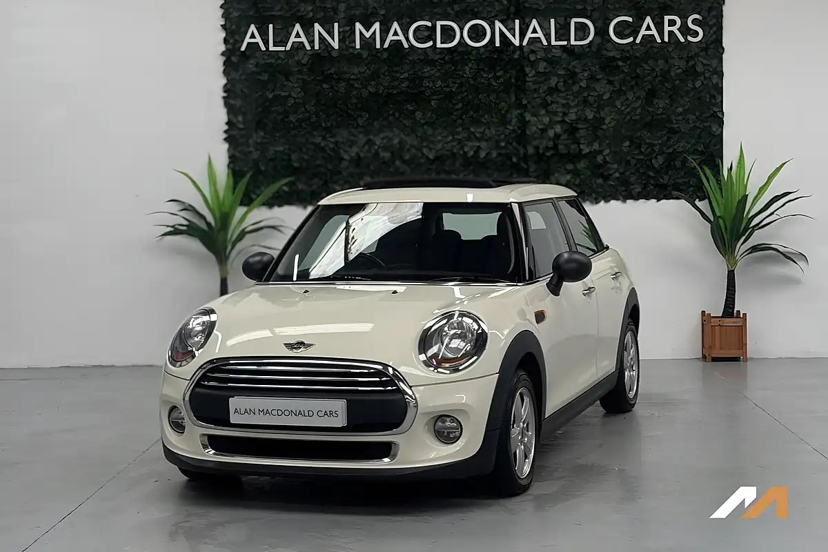 Used 2015 MINI Hatch One Pepper White - Interior and Exterior details 7