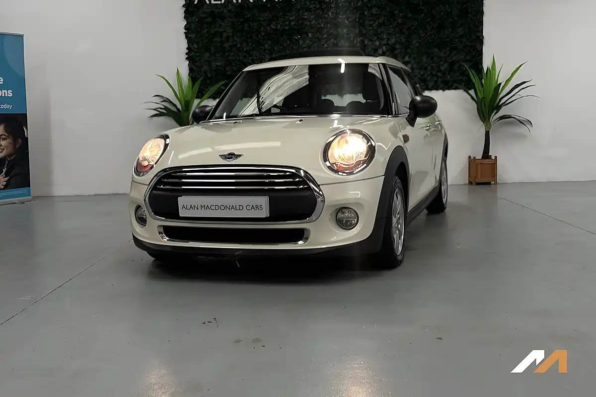 Used 2015 MINI Hatch One Pepper White - Interior and Exterior details 8