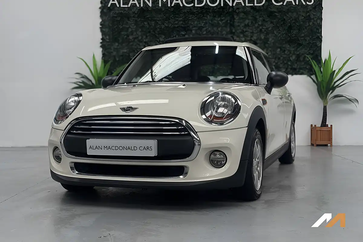 Used 2015 MINI Hatch One Pepper White - Interior and Exterior details 9