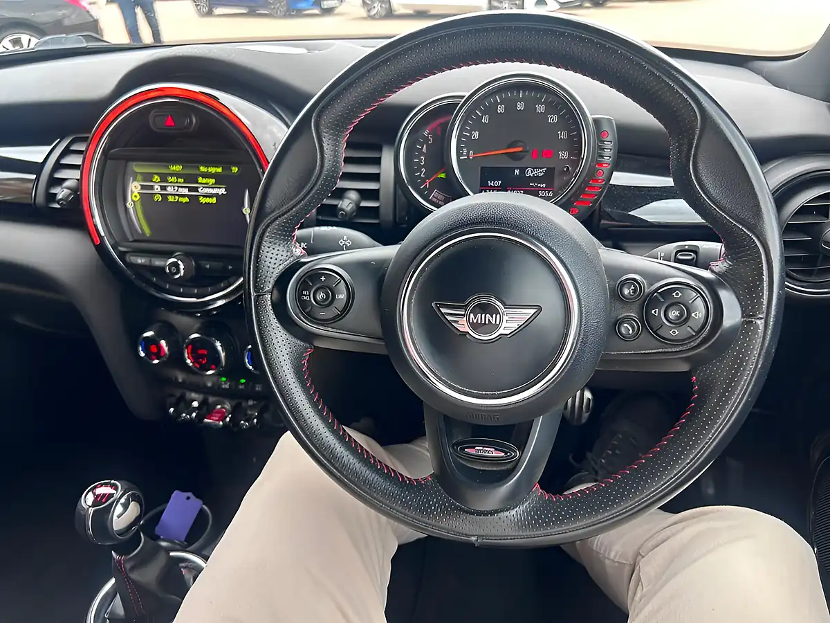 Used 2015 MINI Hatch One Red - Interior and Exterior details 11