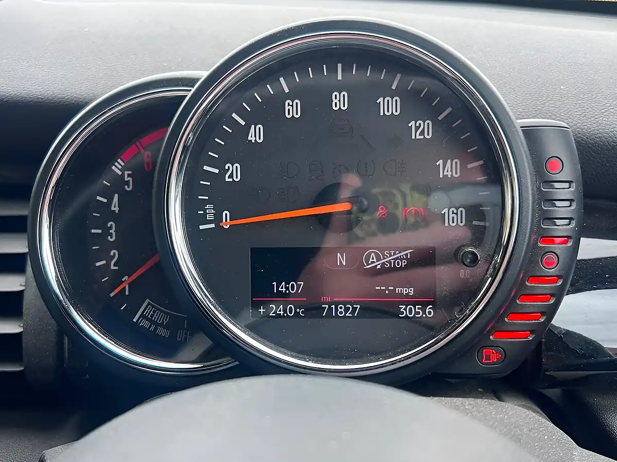 Used 2015 MINI Hatch One Red - Interior and Exterior details 12