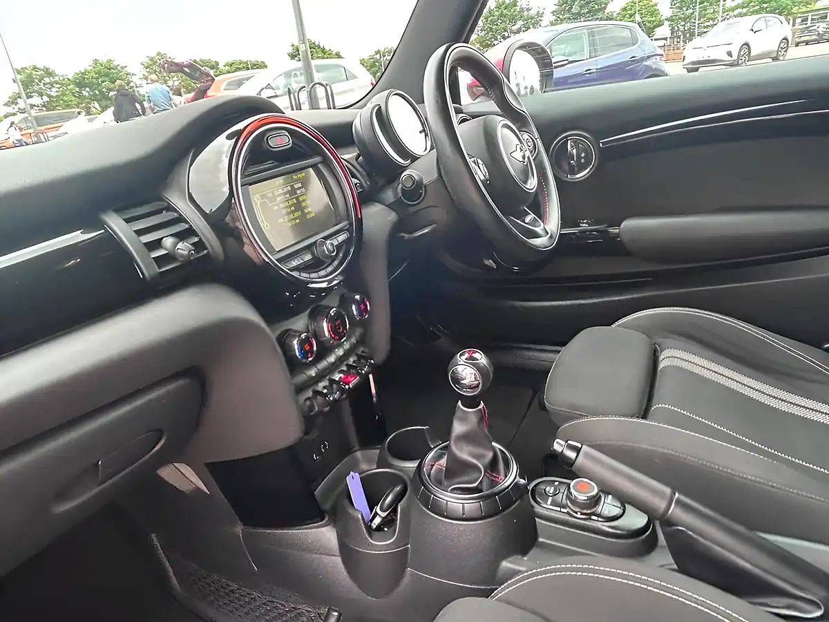Used 2015 MINI Hatch One Red - Interior and Exterior details 19
