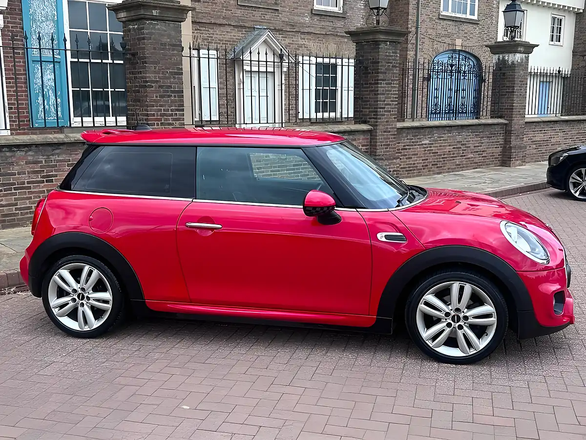 Used 2015 MINI Hatch One Red - Interior and Exterior details 2