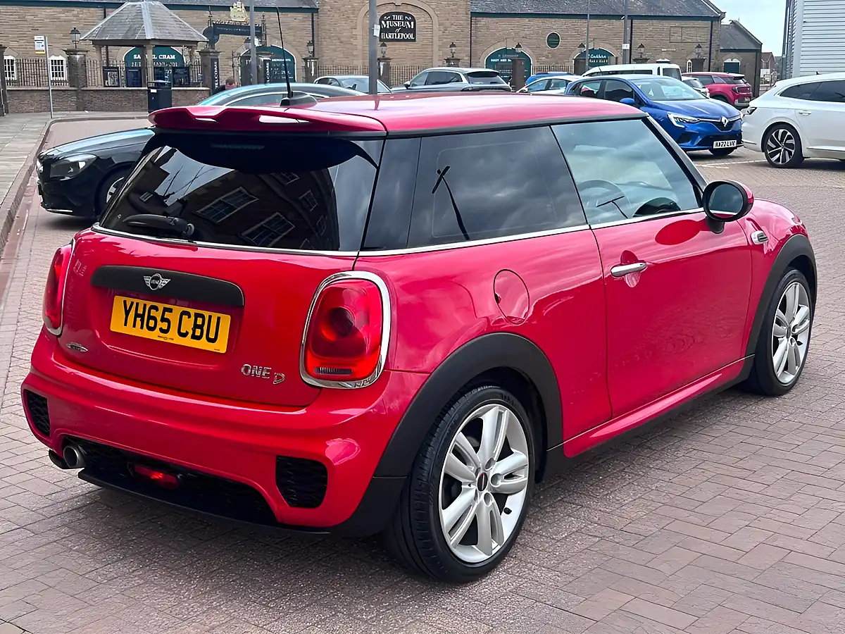 Used 2015 MINI Hatch One Red - Interior and Exterior details 3