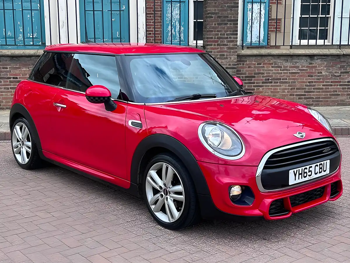 Used 2015 MINI Hatch One Red - Interior and Exterior details 4