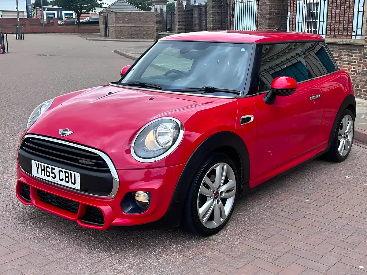 Used 2015 MINI Hatch One Red - Interior and Exterior details 6