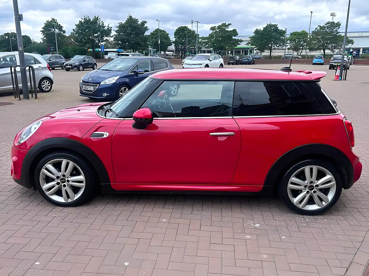 Used 2015 MINI Hatch One Red - Interior and Exterior details 7