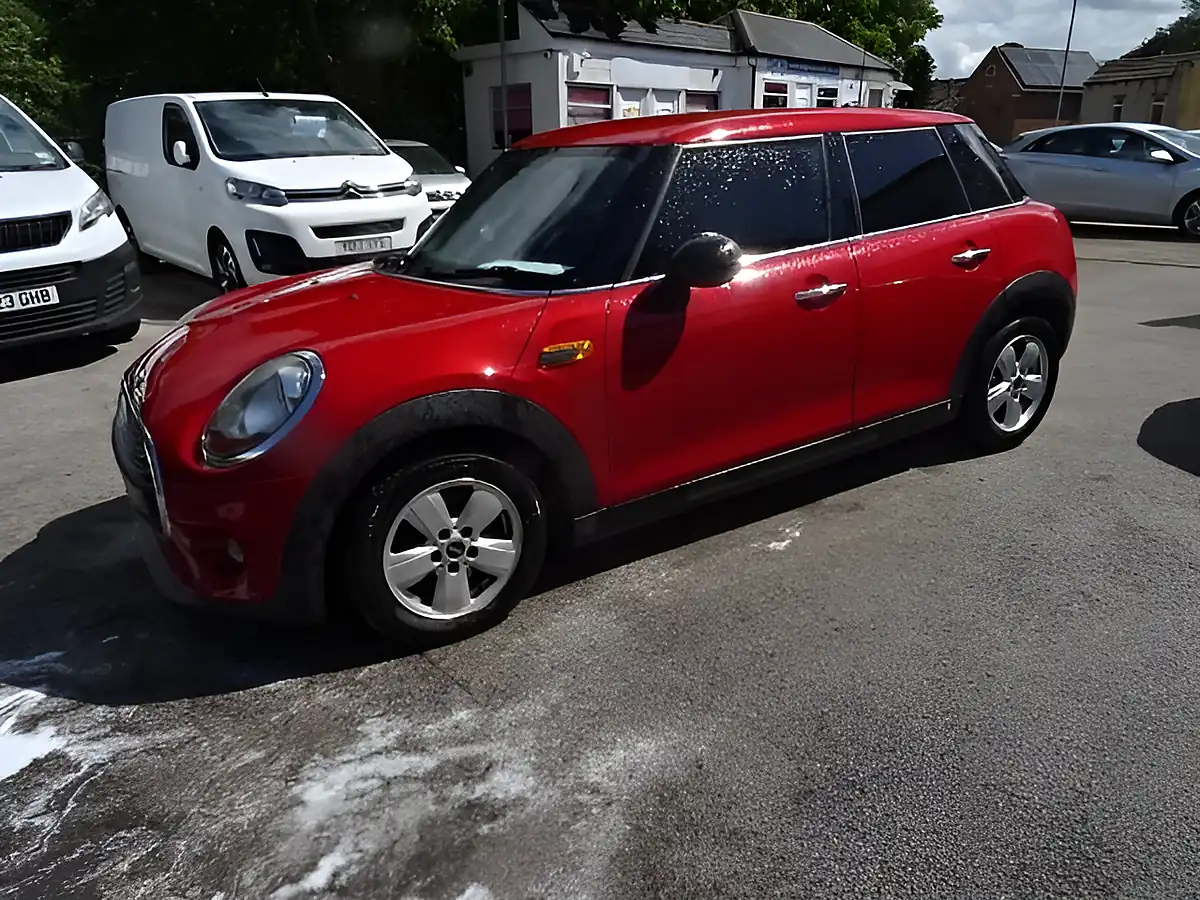 Used 2015 MINI Hatch One Red - Interior and Exterior details 4
