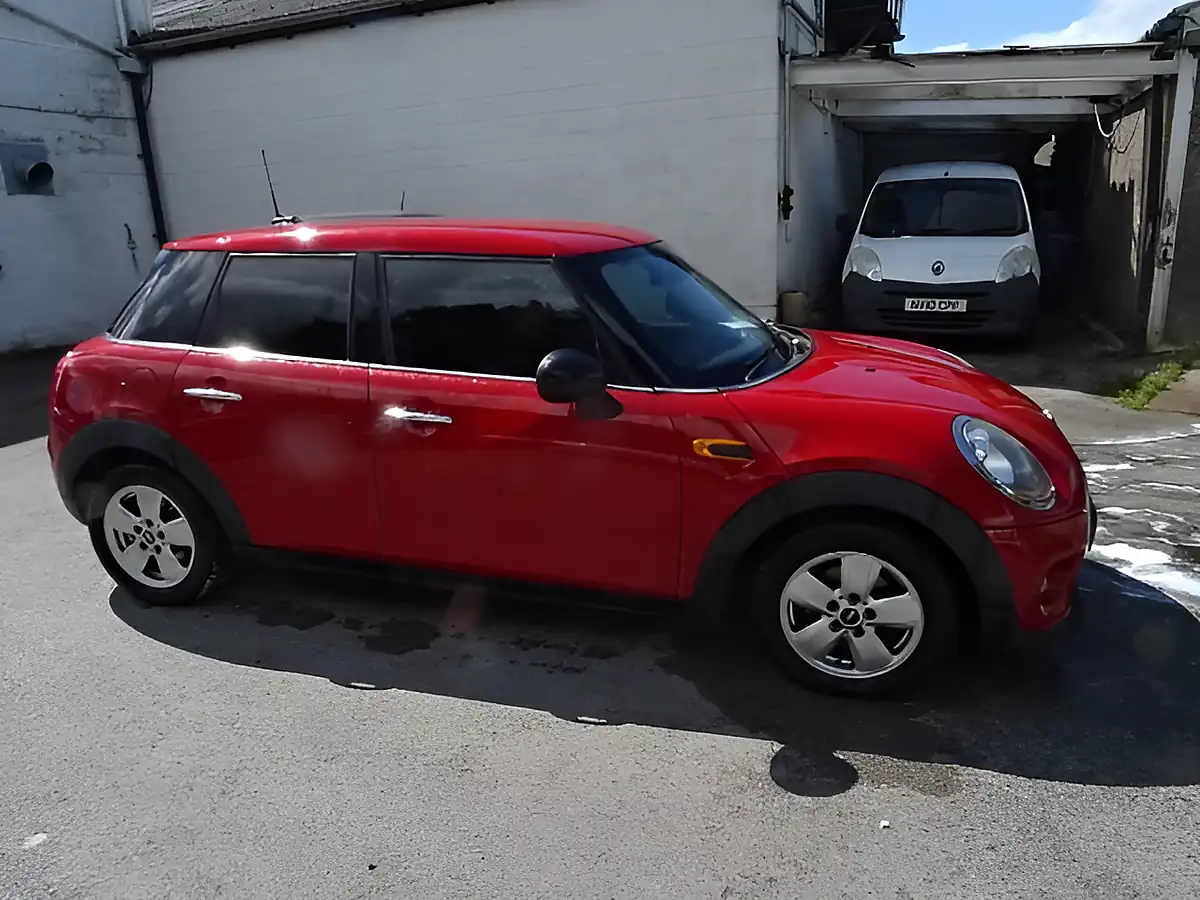 Used 2015 MINI Hatch One Red - Interior and Exterior details 6