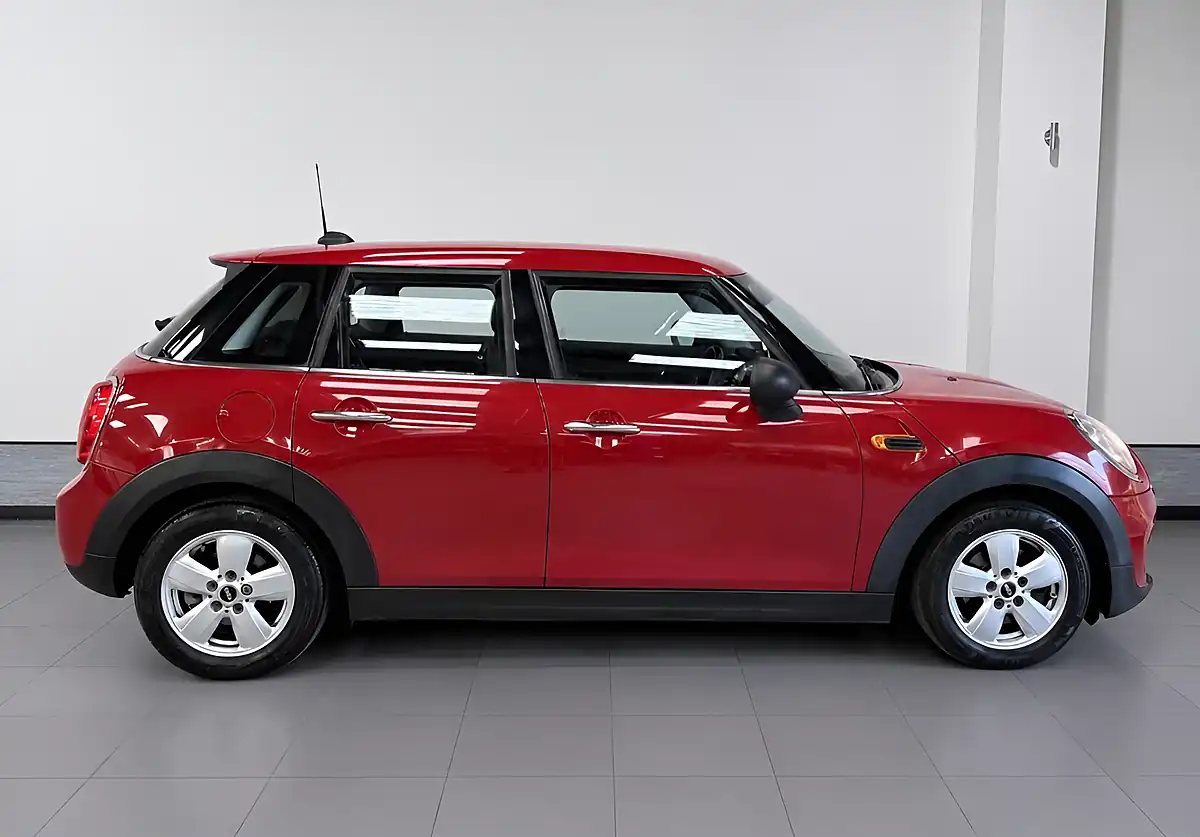 Used 2015 MINI Hatch One Red - Interior and Exterior details 3