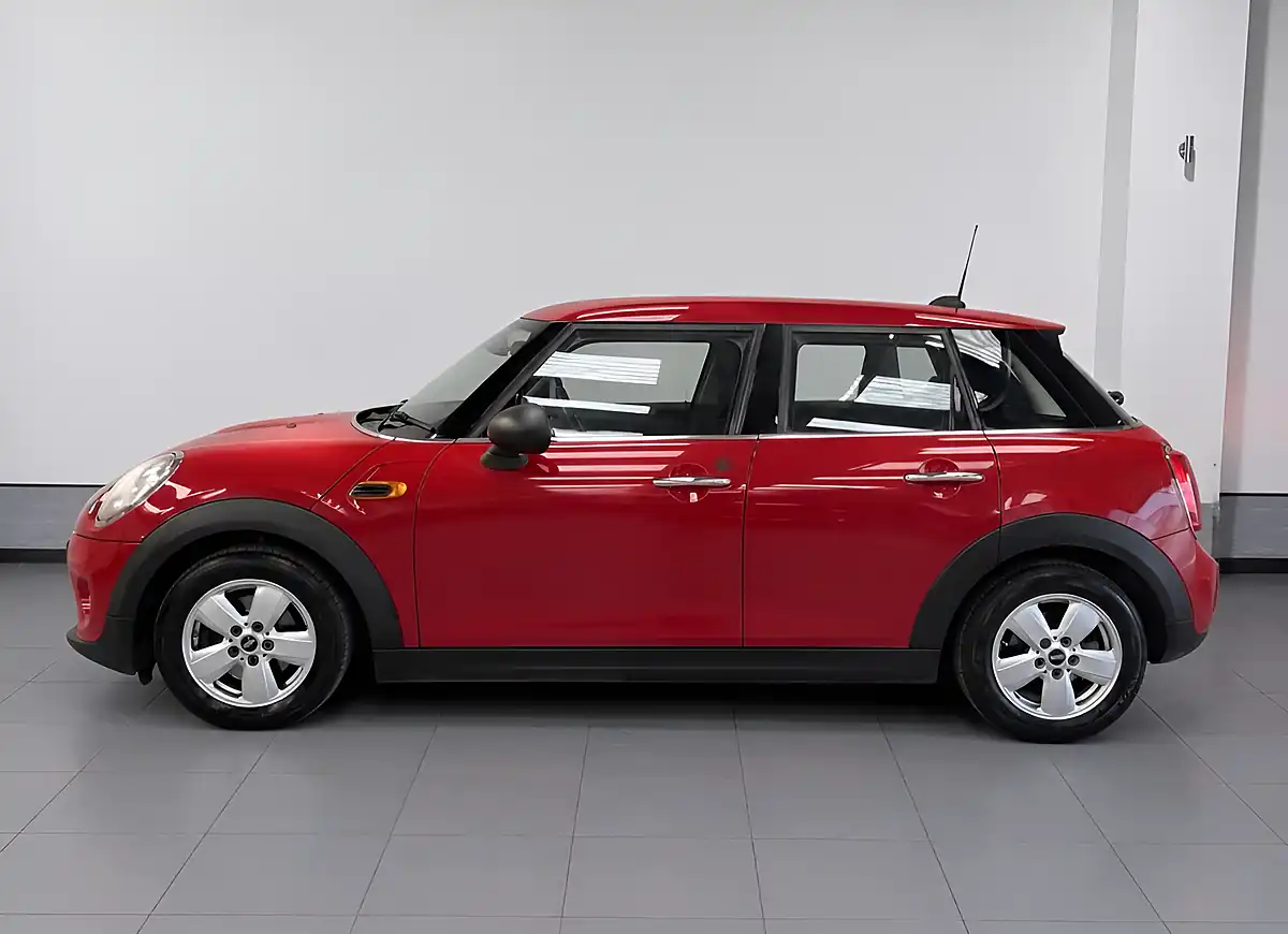 Used 2015 MINI Hatch One Red - Interior and Exterior details 4