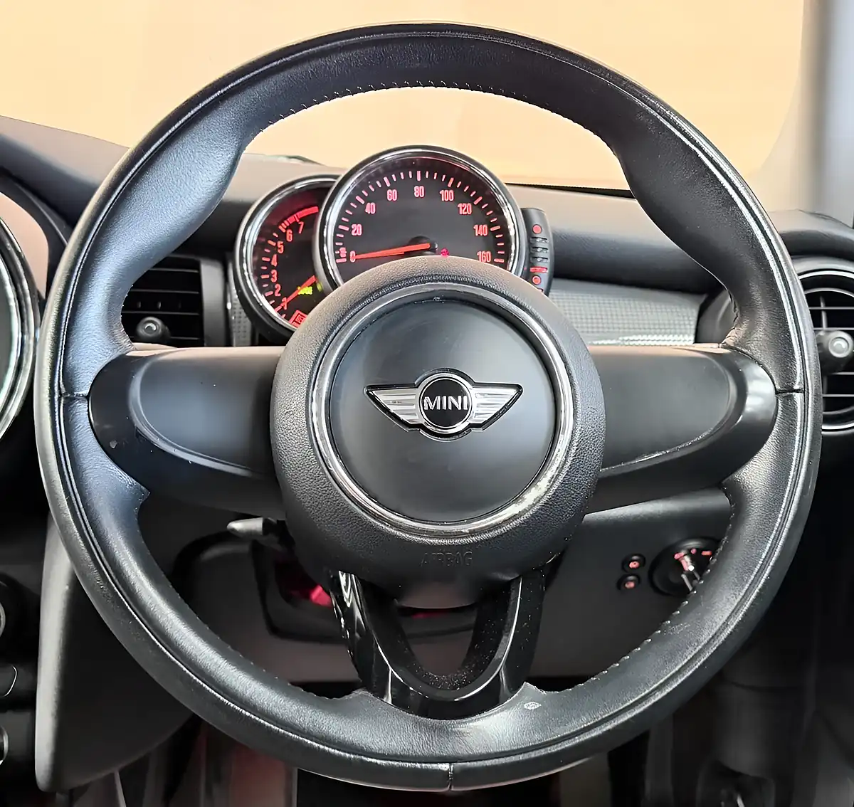 Used 2015 MINI Hatch One Red - Interior and Exterior details 8
