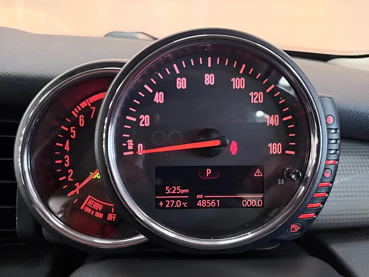 Used 2015 MINI Hatch One Red - Interior and Exterior details 9