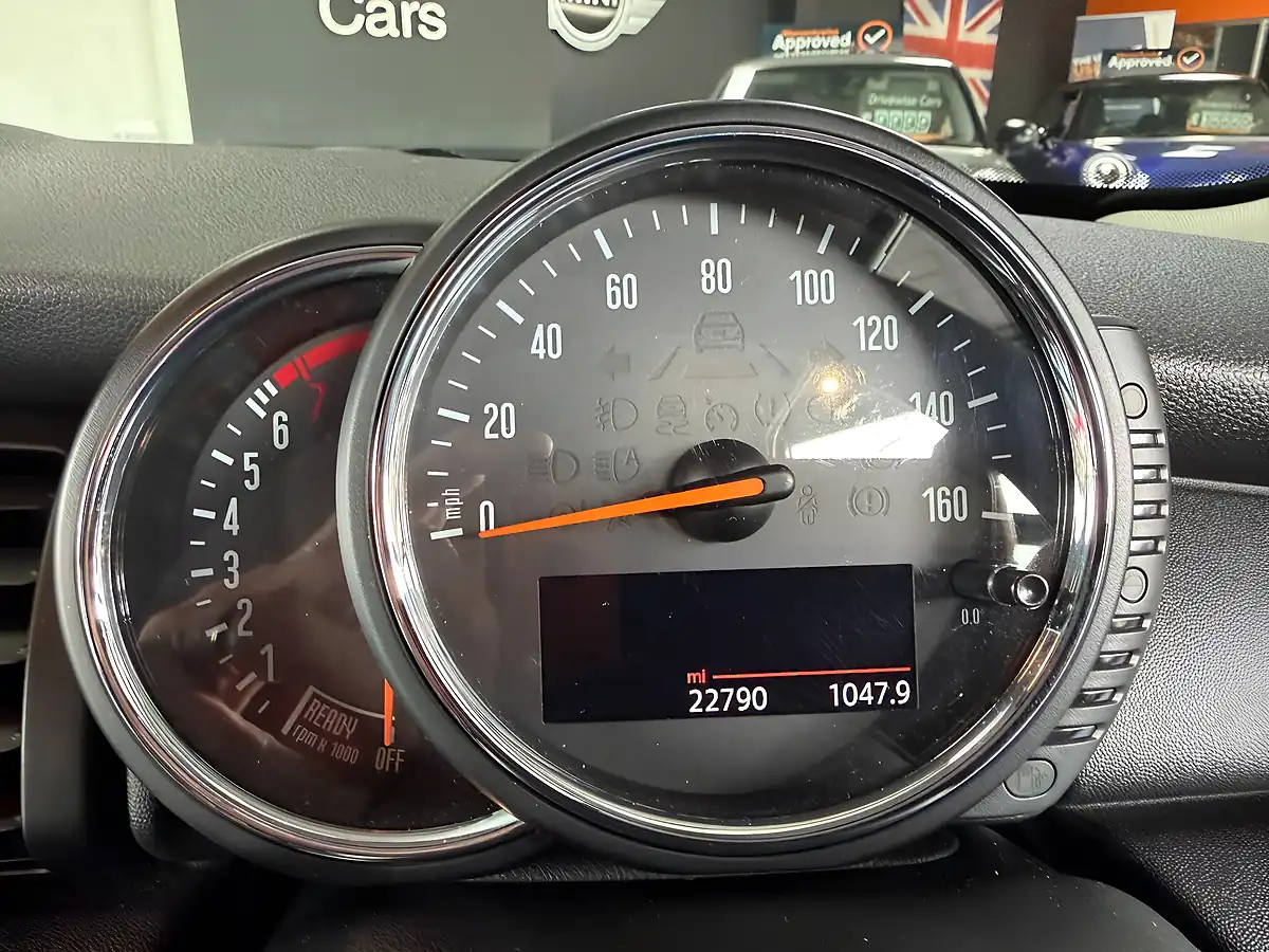 Used 2015 MINI Hatch One Red - Interior and Exterior details 17