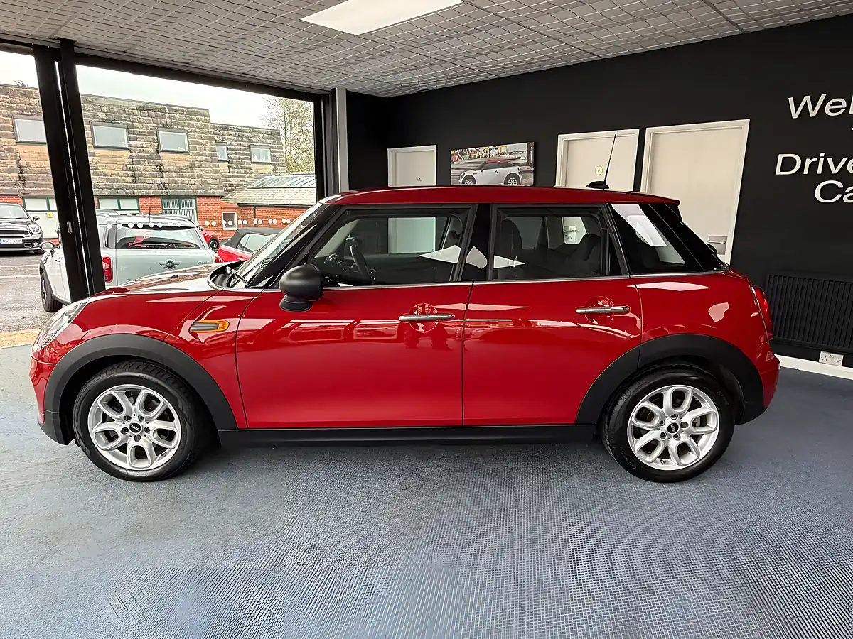 Used 2015 MINI Hatch One Red - Interior and Exterior details 6