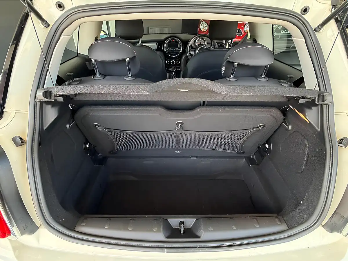 Used 2015 MINI Hatch One White - Interior and Exterior details 10