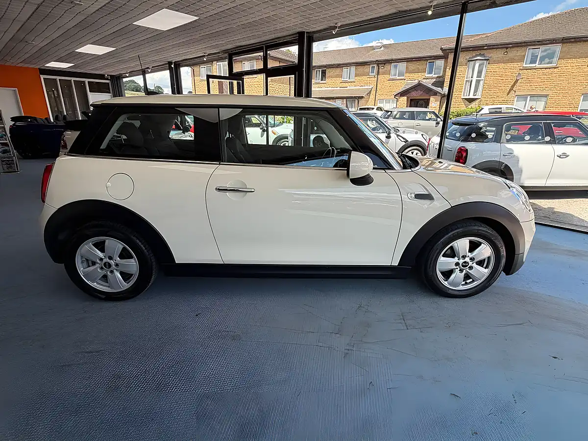 Used 2015 MINI Hatch One White - Interior and Exterior details 2