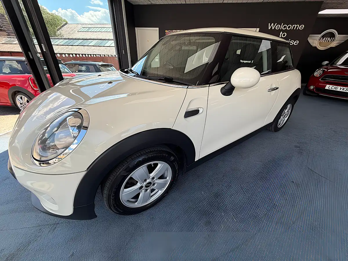 Used 2015 MINI Hatch One White - Interior and Exterior details 5