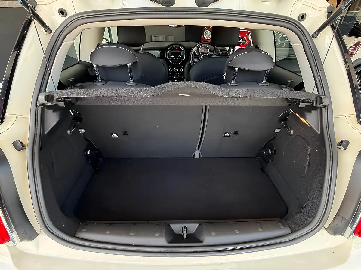 Used 2015 MINI Hatch One White - Interior and Exterior details 9
