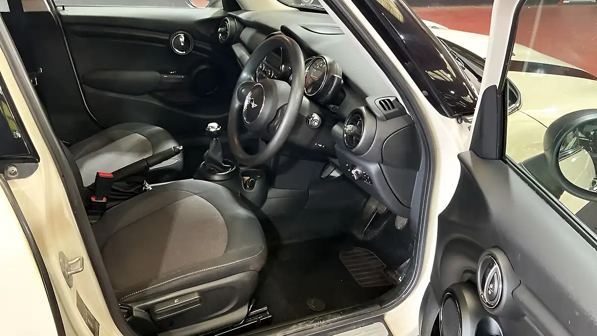 Used 2015 MINI Hatch One White - Interior and Exterior details 10