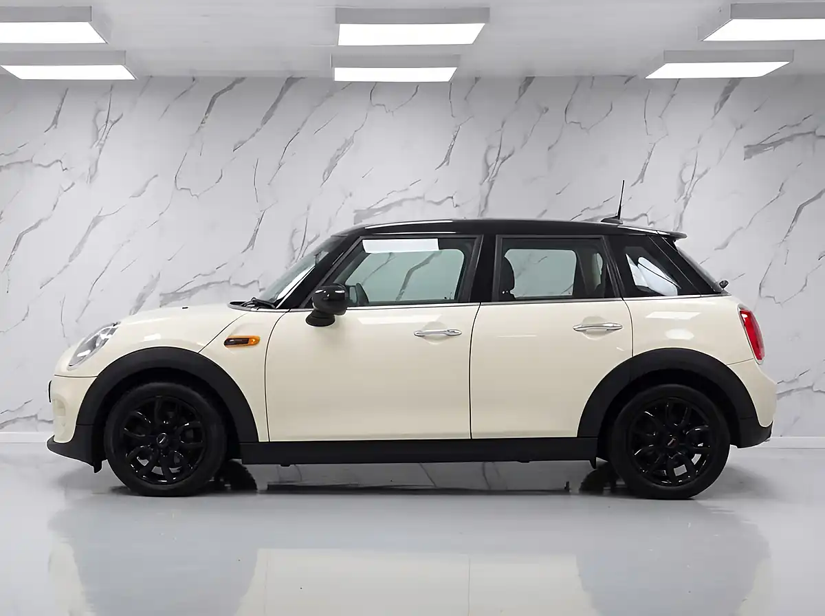 Used 2015 MINI Hatch One White - Interior and Exterior details 7