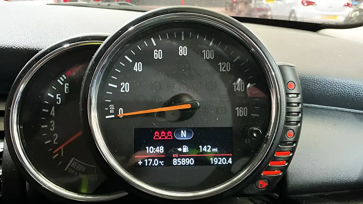 Used 2015 MINI Hatch One White - Interior and Exterior details 9