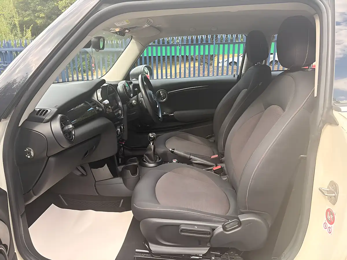 Used 2015 MINI Hatch One White - Interior and Exterior details 14