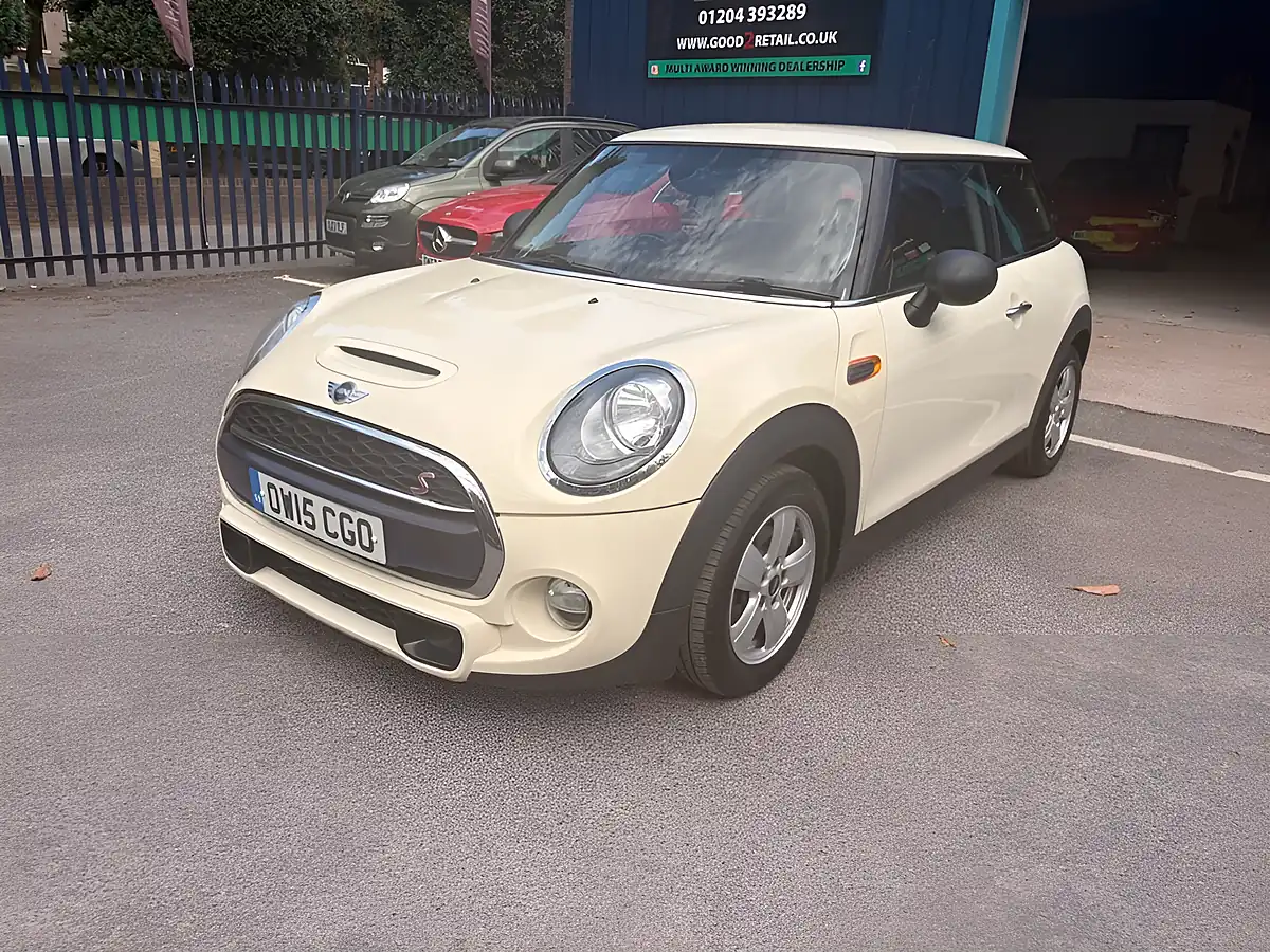 Used 2015 MINI Hatch One White - Interior and Exterior details 3