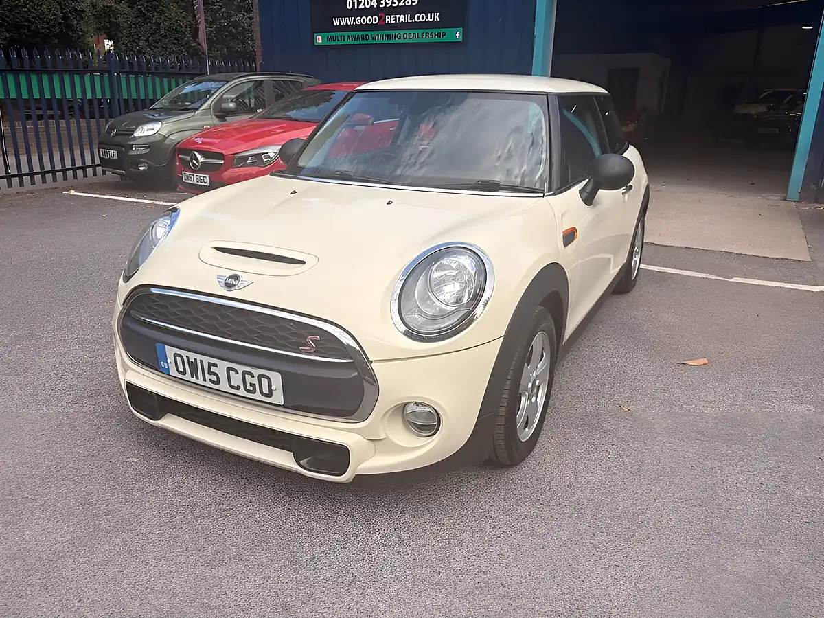 Used 2015 MINI Hatch One White - Interior and Exterior details 4