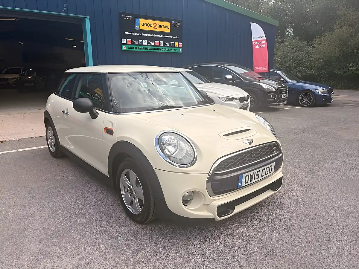 Used 2015 MINI Hatch One White - Interior and Exterior details 7