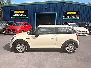 Used 2015 MINI Hatch One White - Interior and Exterior details 9
