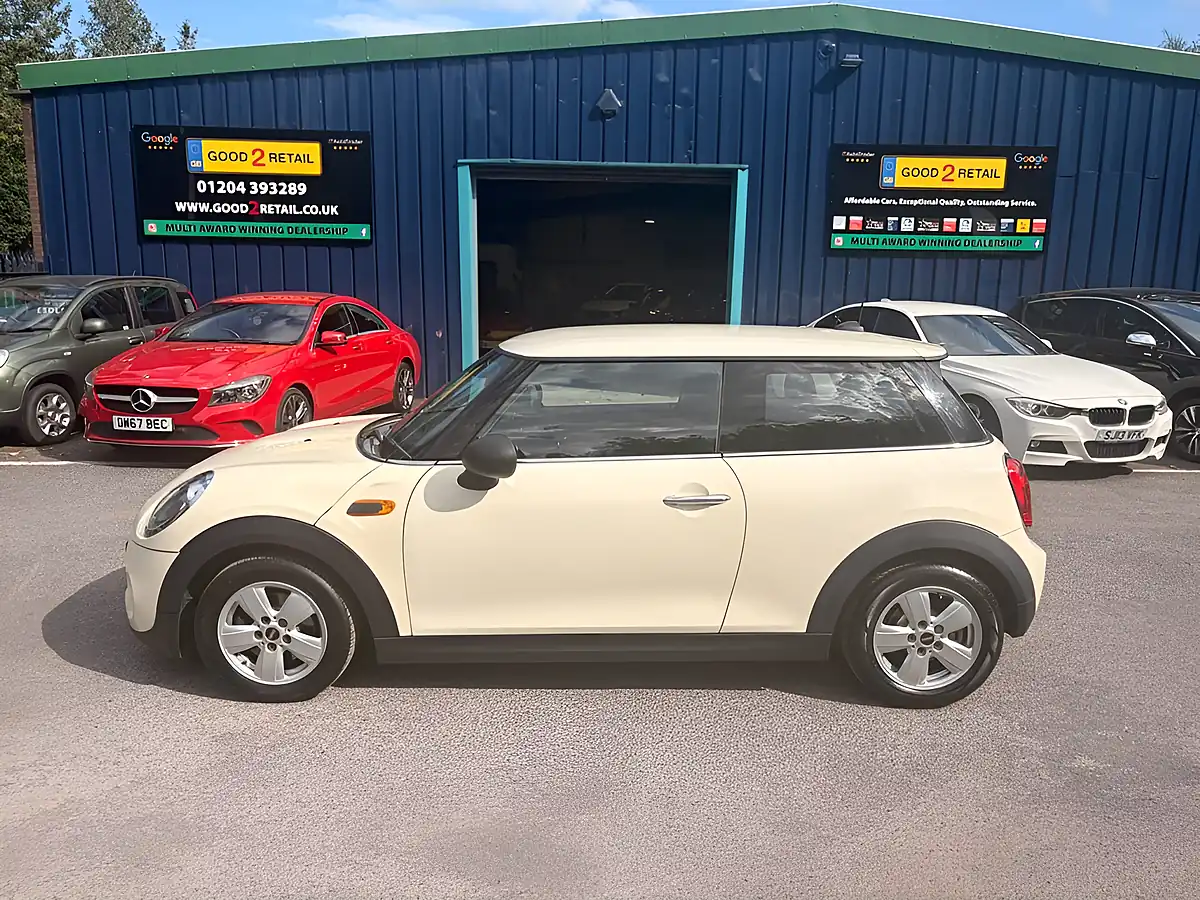Used 2015 MINI Hatch One White - Interior and Exterior details 9