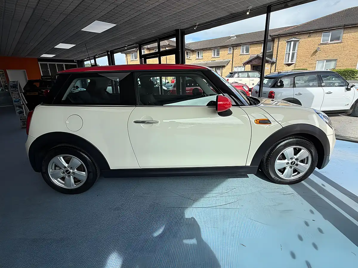 Used 2015 MINI Hatch One White - Interior and Exterior details 2