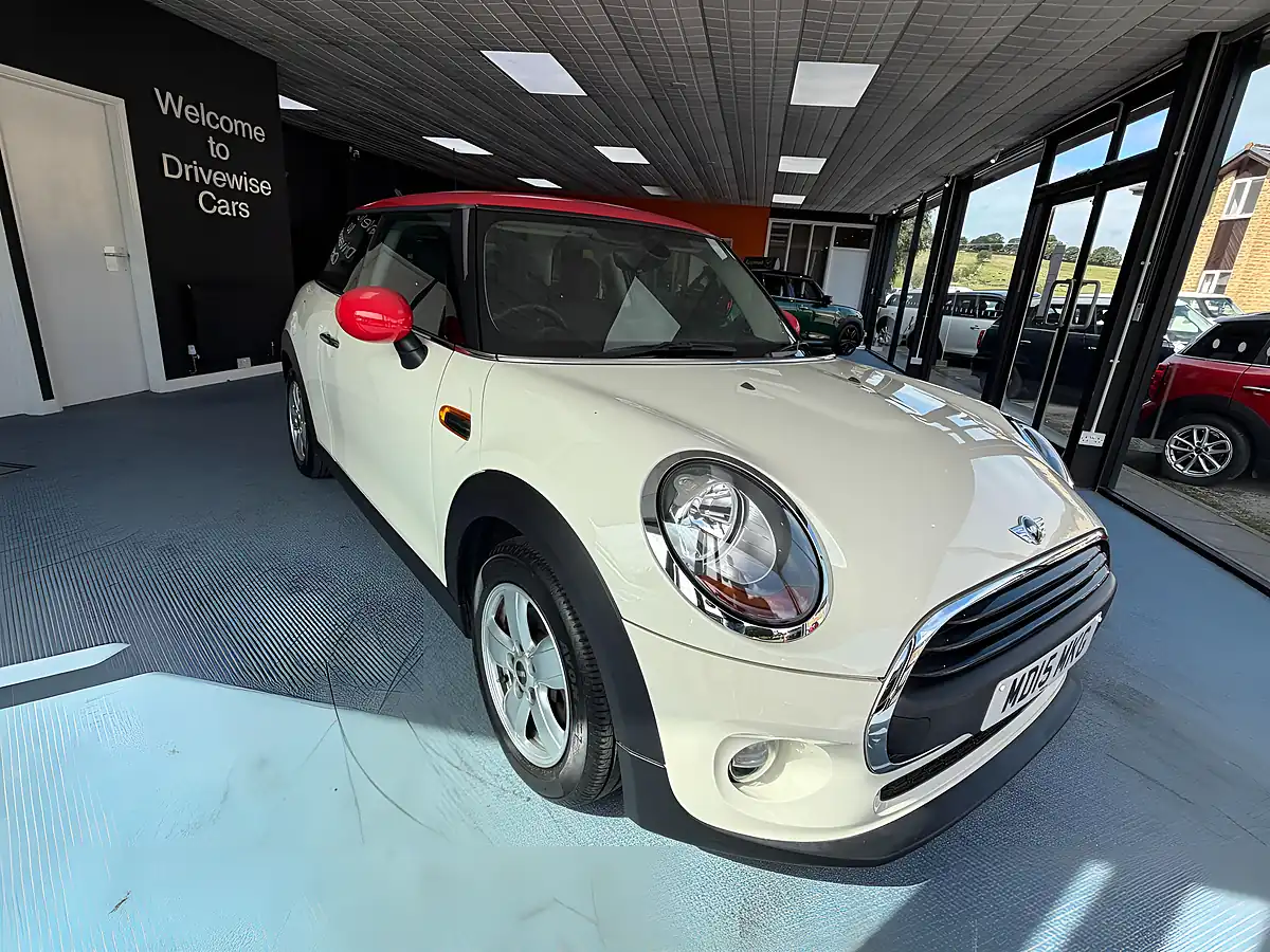 Used 2015 MINI Hatch One White - Interior and Exterior details 3
