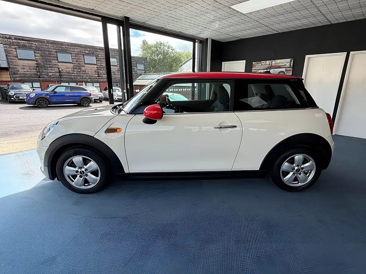 Used 2015 MINI Hatch One White - Interior and Exterior details 6