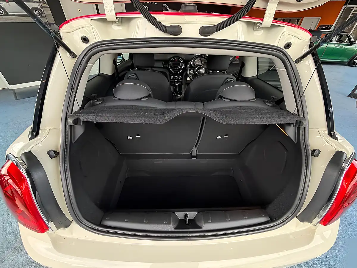 Used 2015 MINI Hatch One White - Interior and Exterior details 9