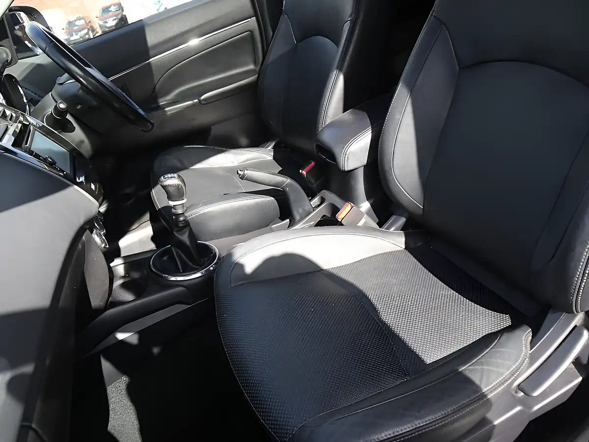 Used 2015 Mitsubishi Asx 4 White - Interior and Exterior details 15