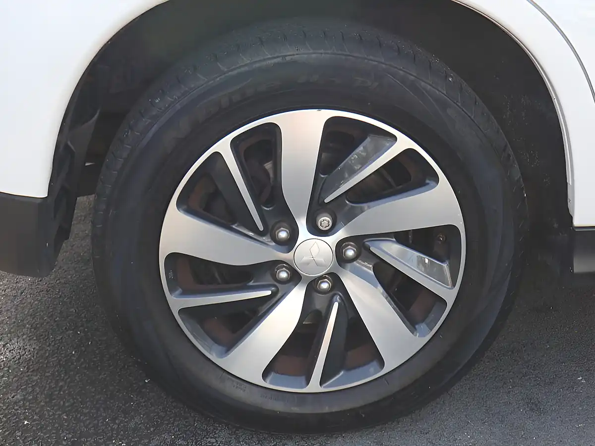 Used 2015 Mitsubishi Asx 4 White - Interior and Exterior details 8
