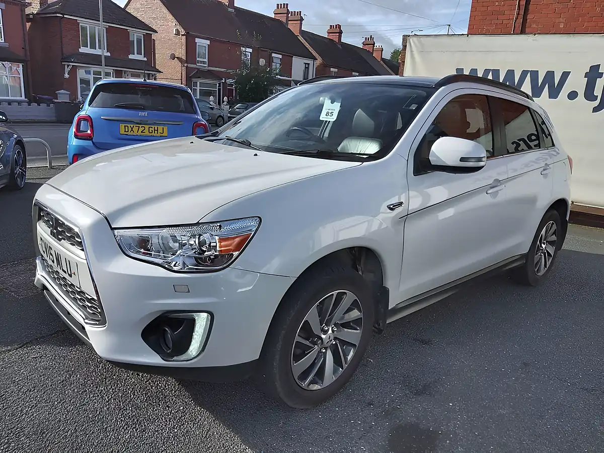 Used 2015 Mitsubishi Asx White - Interior and Exterior details 3