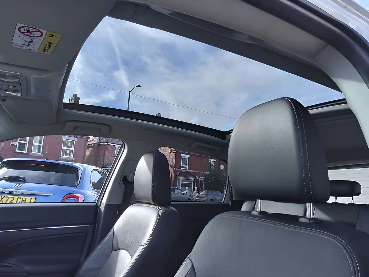 Used 2015 Mitsubishi Asx White - Interior and Exterior details 4