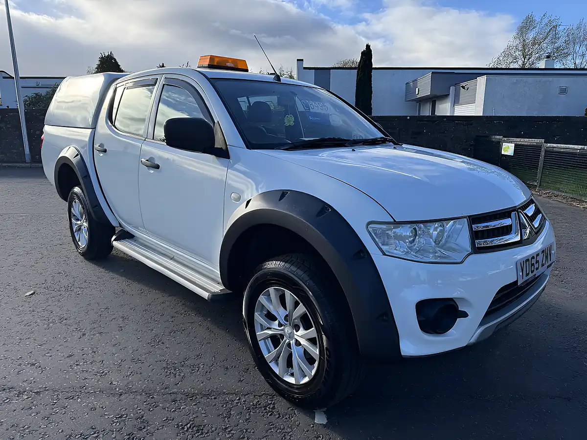 Used 2015 Mitsubishi L200 4Life White - Front View