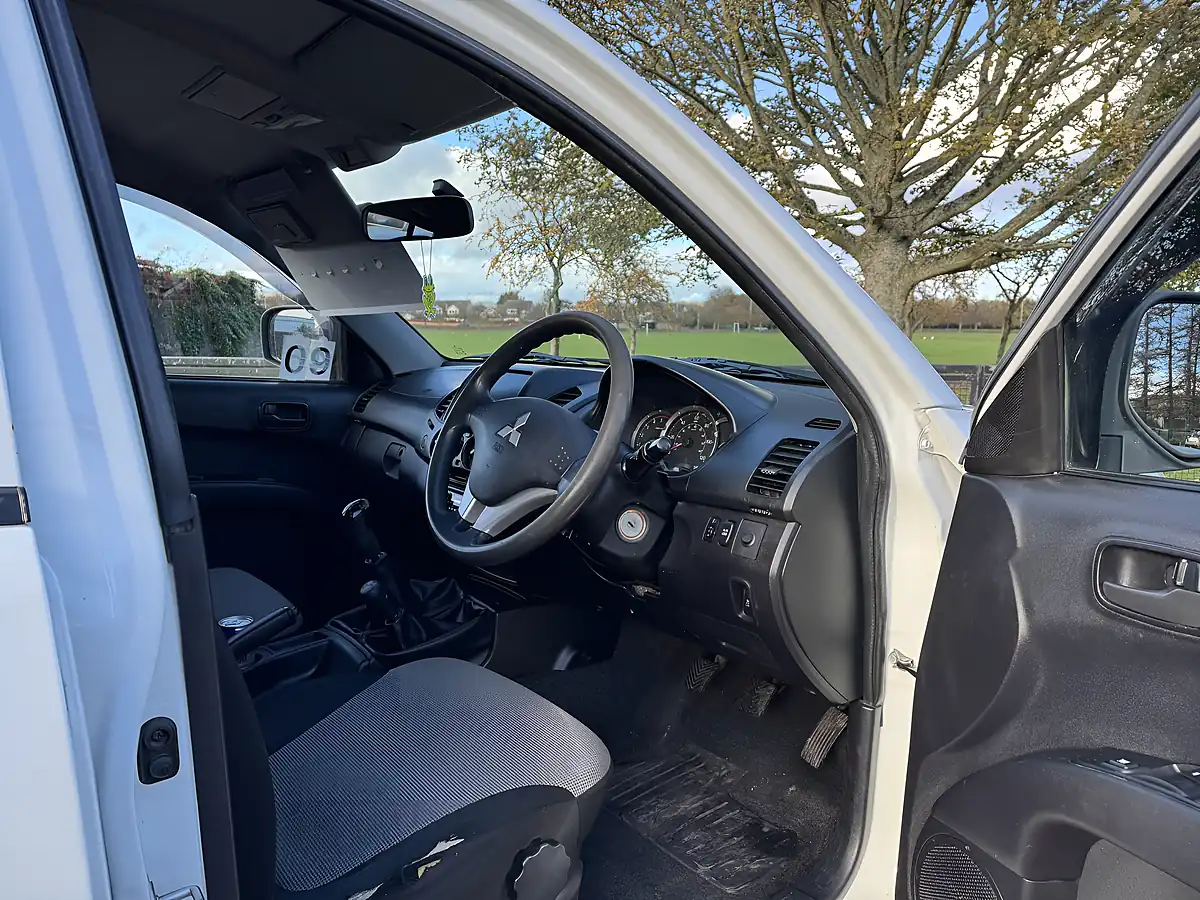 Used 2015 Mitsubishi L200 4Life White - Interior and Exterior details 12