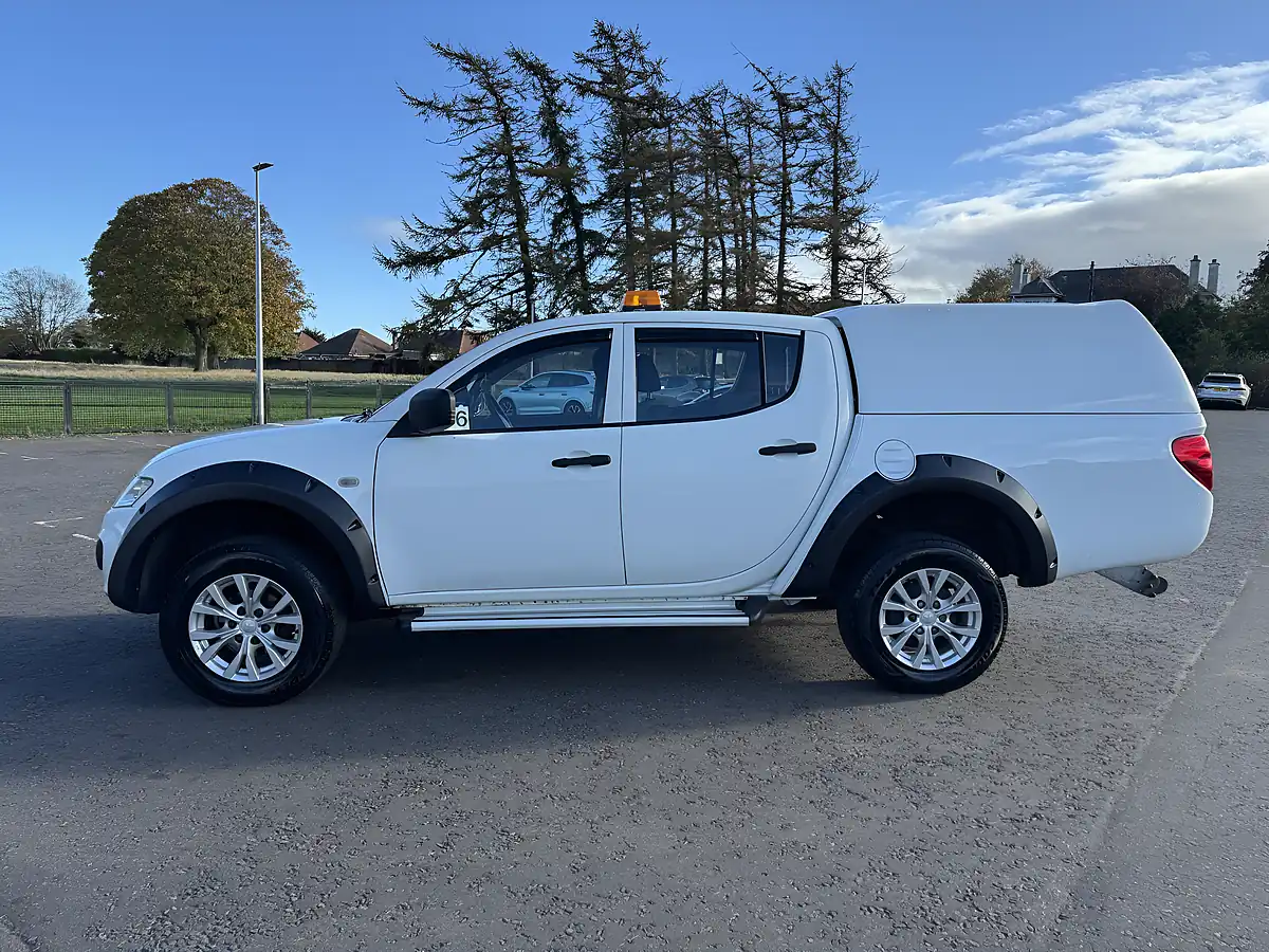 Used 2015 Mitsubishi L200 4Life White - Interior and Exterior details 4