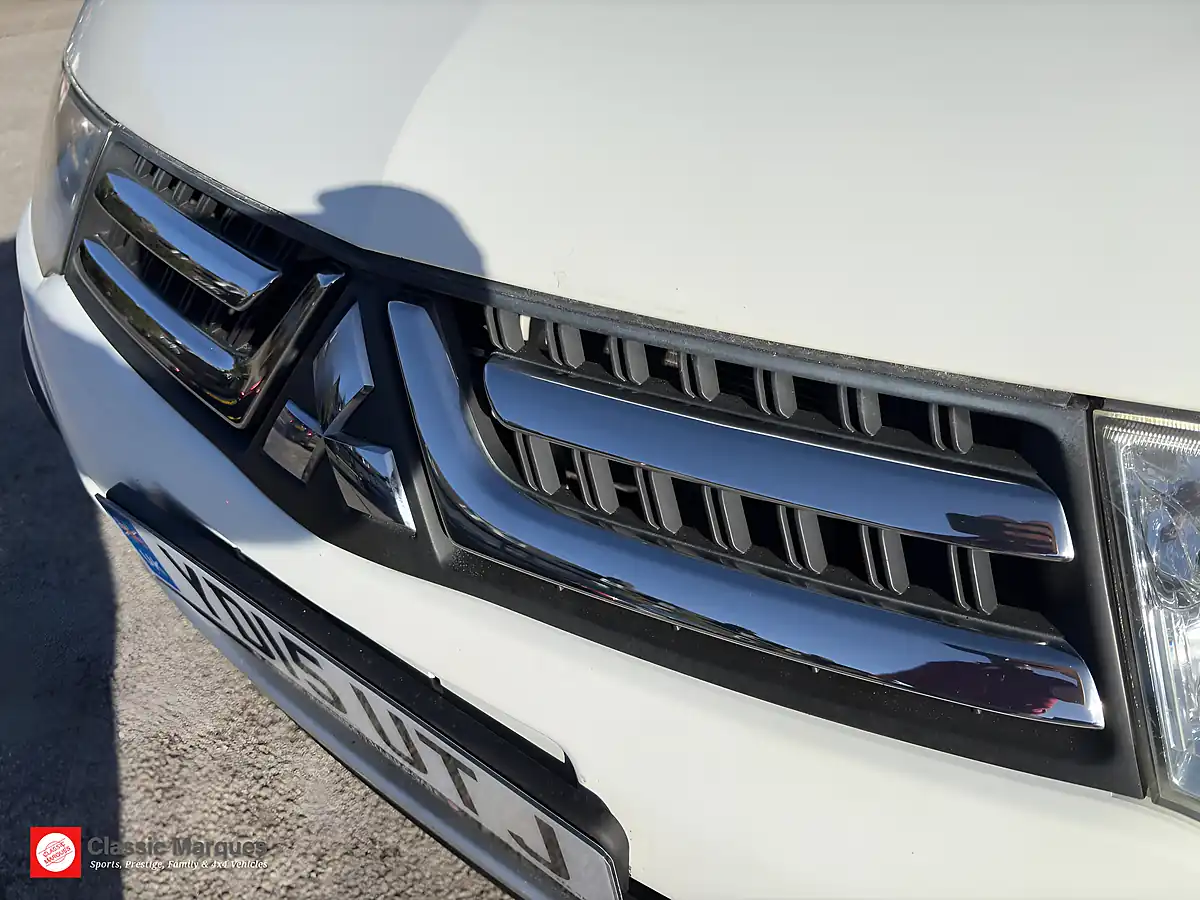 Used 2015 Mitsubishi L200 Barbarian Polar White - Interior and Exterior details 12