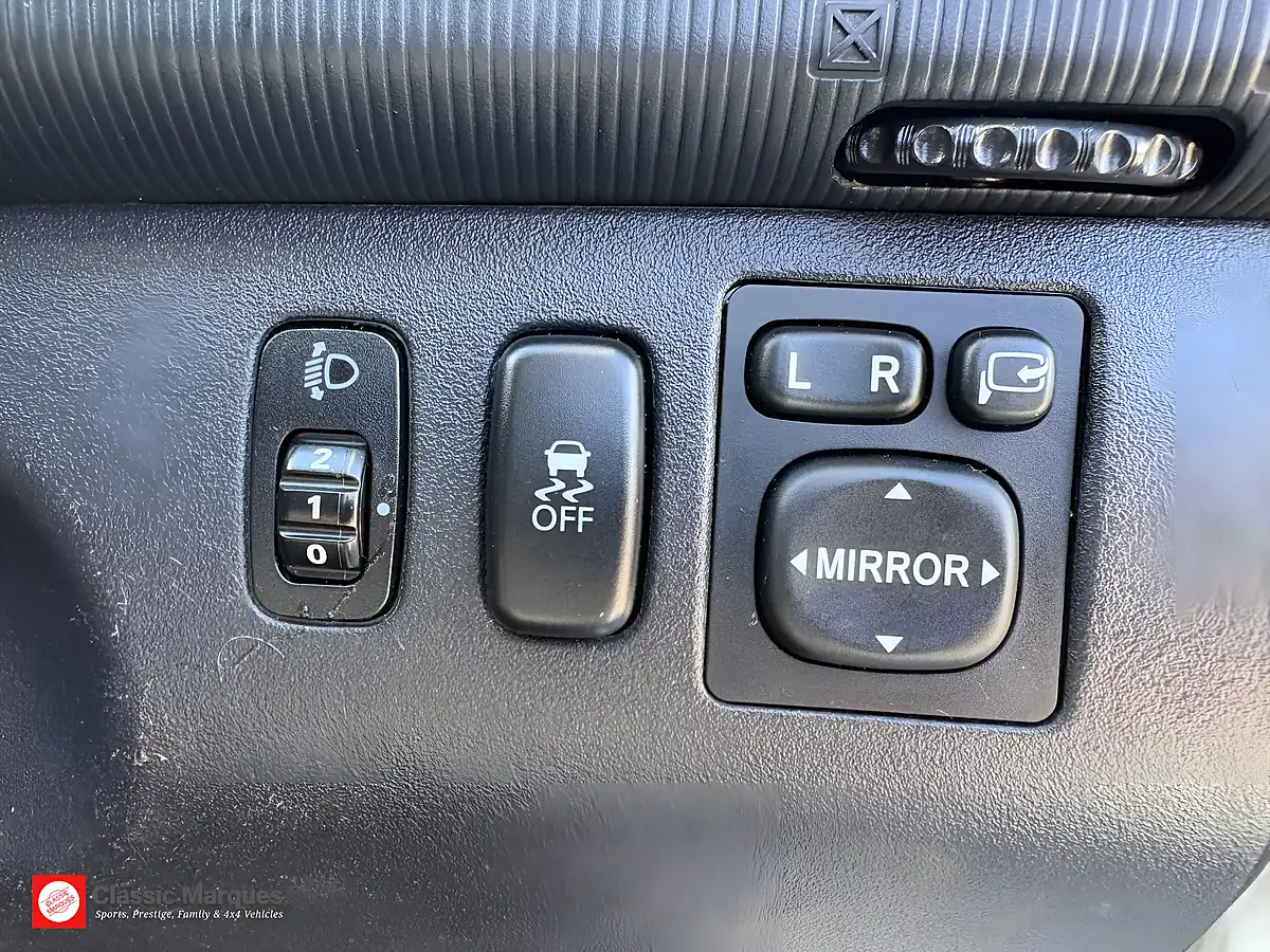 Used 2015 Mitsubishi L200 Barbarian Polar White - Interior and Exterior details 15