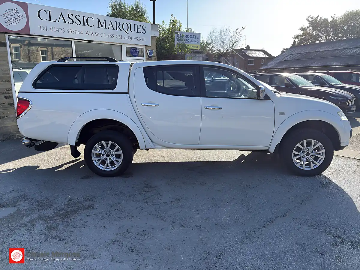 Used 2015 Mitsubishi L200 Barbarian Polar White - Interior and Exterior details 7