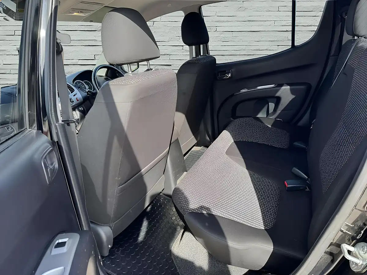 Used 2015 Mitsubishi L200 Challenger Black - Interior and Exterior details 19