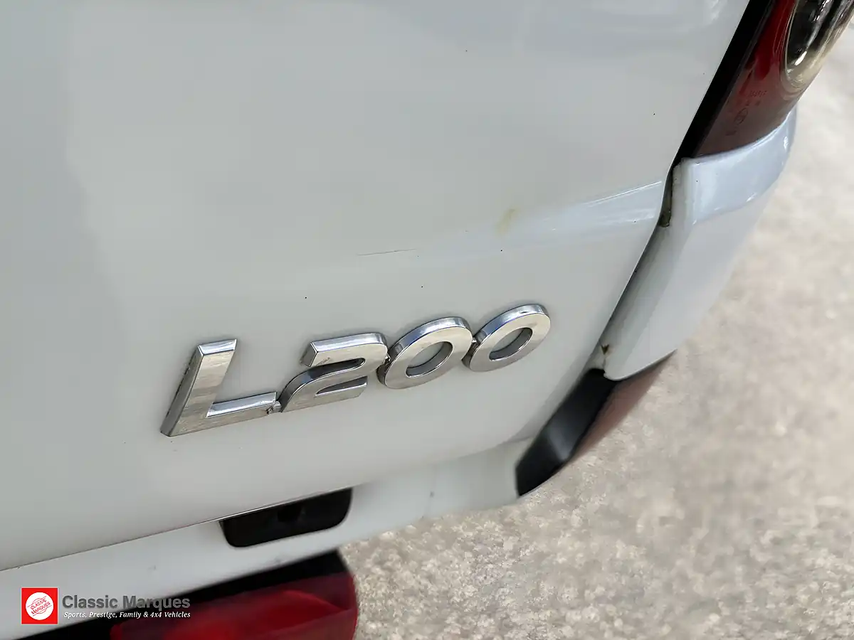 Used 2015 Mitsubishi L200 Challenger Polar White - Interior and Exterior details 10