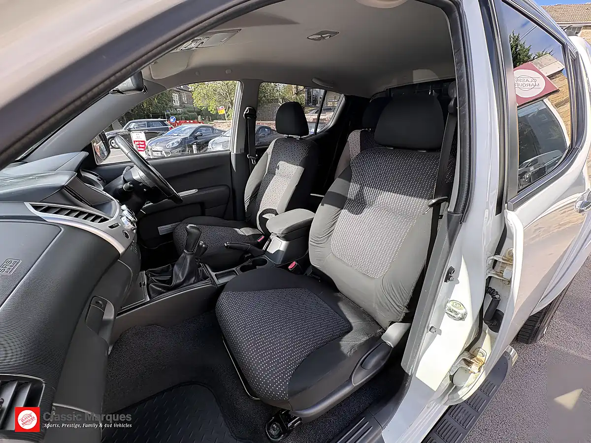 Used 2015 Mitsubishi L200 Challenger Polar White - Interior and Exterior details 13